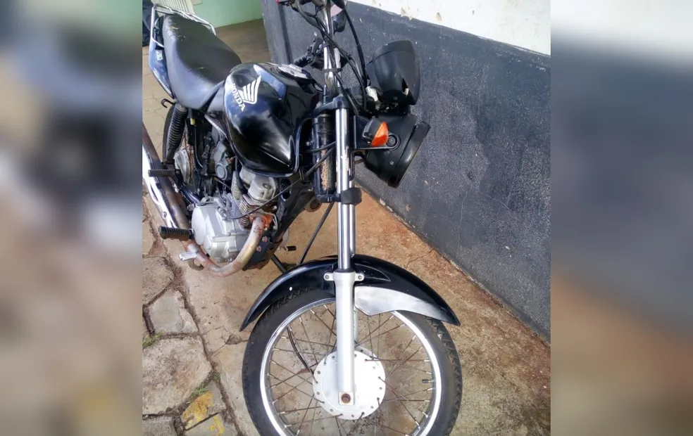 Jovem é preso após ser flagrado com moto roubada na região 