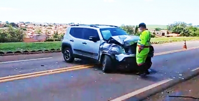 Colisão entre dois carros deixa feridos na Rodovia Orlando Quagliato em Ourinhos 