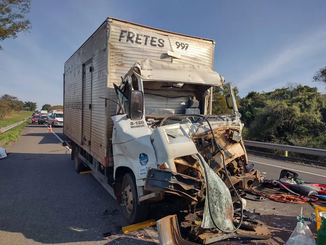 Caminhoneiro morre em acidente com carreta bitrem na BR-153 