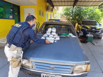 PRF apreende grande quantidade de maconha em fundo falso de veículo na BR-153