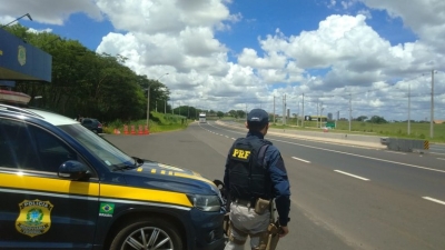 PRF resgata um adolescente e uma criança que caminhavam de madrugada às margens da BR 153