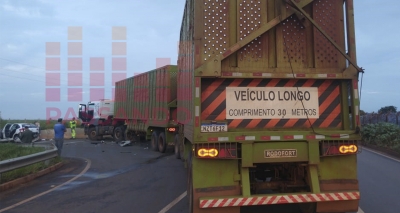 Colisão entre carro e caminhão canavieiro termina em morte na SP-270 em Canitar 