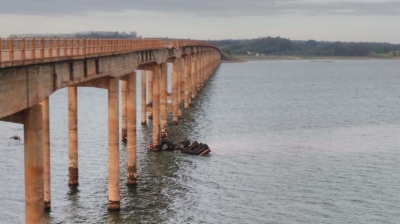Caminhão caçamba cai de ponte que liga Fartura a Carlópolis na divisa dos estados de SP e PR