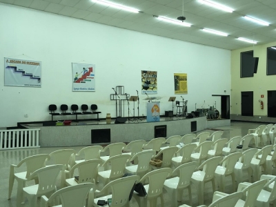 Homem esfaqueia a ex, invade igreja e atira contra fiéis em Paracatu (MG)