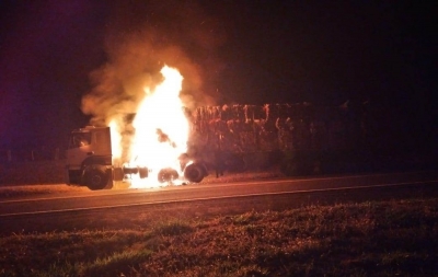 Carreta com materiais recicláveis pega fogo na BR-153 entre Marília e Ourinhos