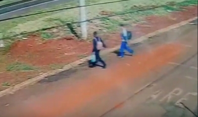 Dupla que invadiu e furtou residência foi filmada por câmeras de segurança em Ourinhos