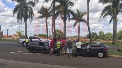 Carros batem na SP-270 em Ourinhos 