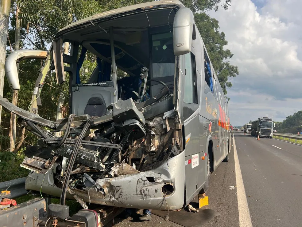 Ônibus que transportava pacientes acerta traseira de caminhão e batida deixa feridos em rodovia na região 