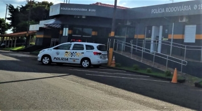 Pedreiro é preso por embriaguez ao volante após colidir em motocicleta estacionada na Rodovia Raposo Tavares em Ourinhos