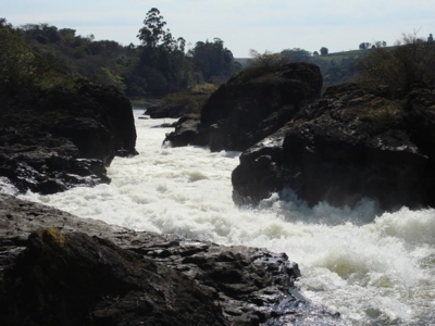 Comportas abertas de represa deixam homens ilhados em pedras no rio Paranapanema na região