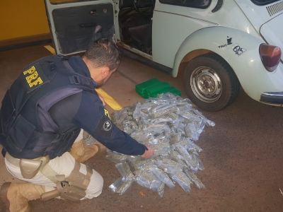 Casal é preso transportando skunk e maconha comum em fusca na BR-153 em Ourinhos 