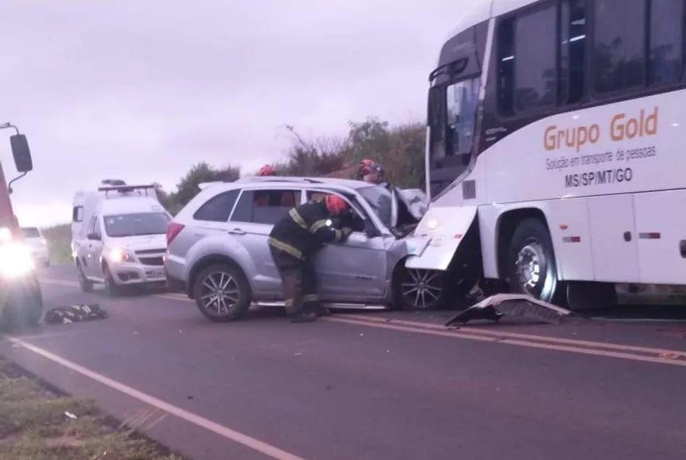 Motorista de carro morre após bater de frente com ônibus em rodovia na região 