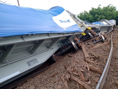 Quatro vagões de trem que transportava celulose descarrilaram na região 