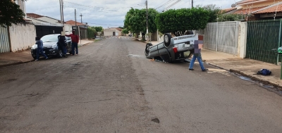Idoso fica ferido ao capotar carro em rua em Ourinhos 