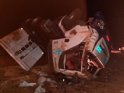 Carreta com soja tomba em rodovia e duas pessoas ficam feridas na região 