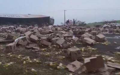 Caminhão carregado de caixas de detergente tomba na BR-153 