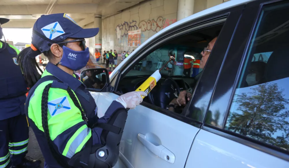 Polícia Militar de SP começa usar novo bafômetro que acusa presença de álcool sem encostar na boca do motorista