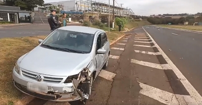Acidente entre carro e moto é registrado na Rodovia Raposo Tavares em Ourinhos