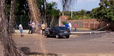 Carro derruba poste no Jardim Paris em Ourinhos