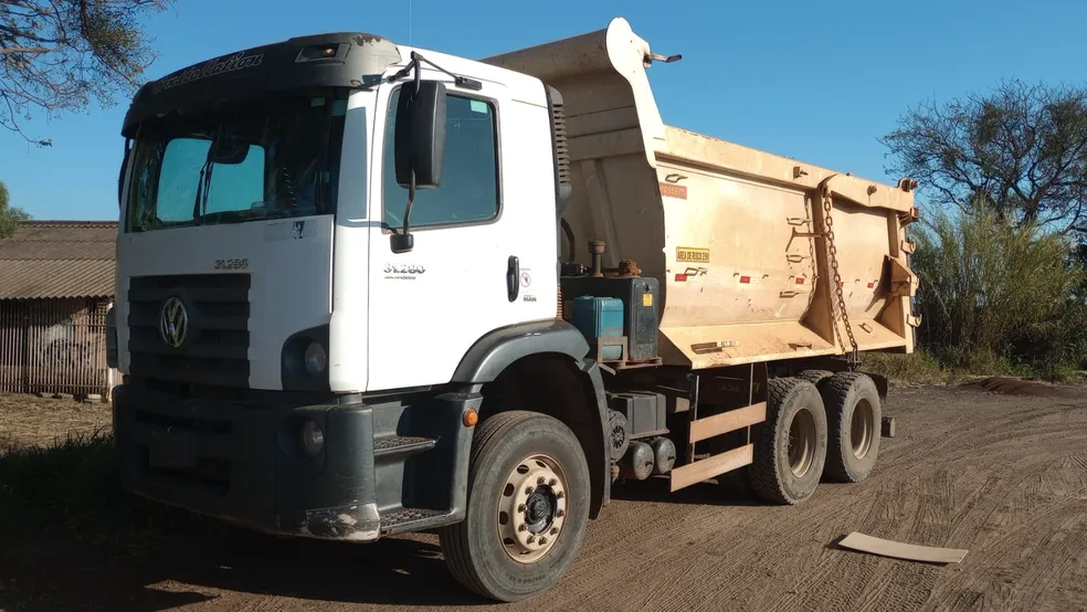 Polícia localiza caminhão furtado em posto de combustíveis na região 