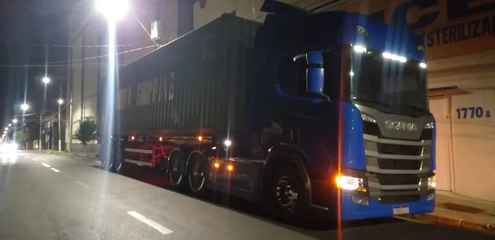 Caminhoneiro é preso por transporte ilegal de 20 mil litros de pesticida em rodovia na região