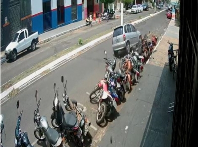 Veículo faz strike e derruba 10 motos na região; veja o vídeo