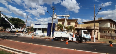 Trocas de posições de postes de iluminação causam interdição em Ourinhos 