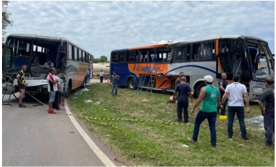 Vídeo mostra batida entre dois ônibus, que deixou feridos em rodovia no interior de SP