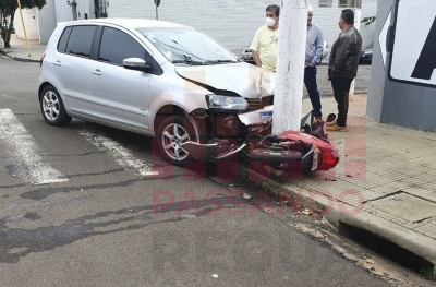 Mulher em moto tem ferimentos graves após sofrer colisão em cruzamento de Ourinhos