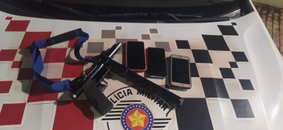 Polícia encontra metralhadora caseira em carro em posto de rodovia em Santa Cruz do Rio Pardo