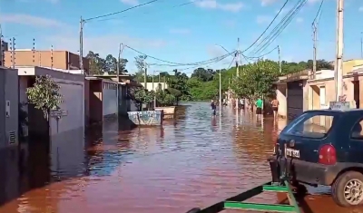 Bairros de Bandeirantes são alagados na manhã deste domingo, 5