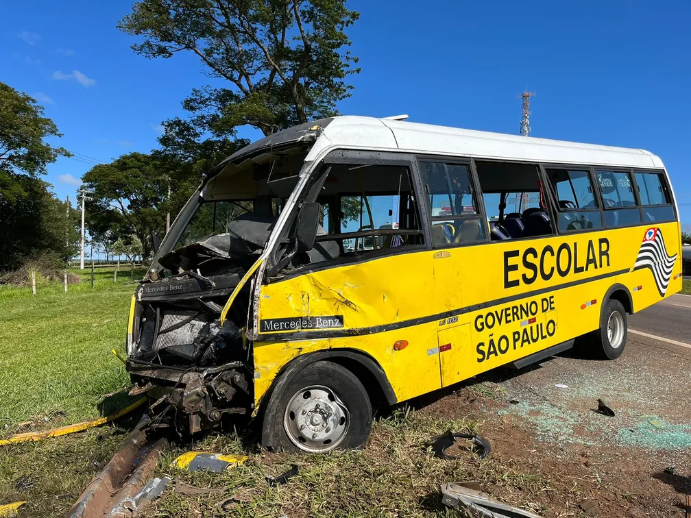 Ônibus escolar bate em caminhão-tanque e deixa feridos na região 