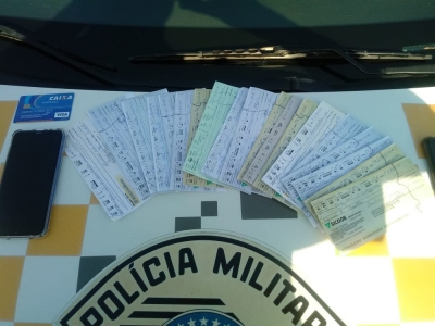 Motorista é preso ao ser flagrado com cheques clonados e tentar subornar policiais na região 