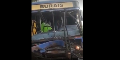 Dois ônibus que transportavam trabalhadores rurais batem em rodovia na região; 3 ficam feridos