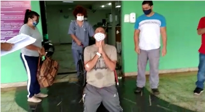 Eletricista se emociona ao deixar hospital após ficar 15 dias na UTI com Covid-19 em Ourinhos 