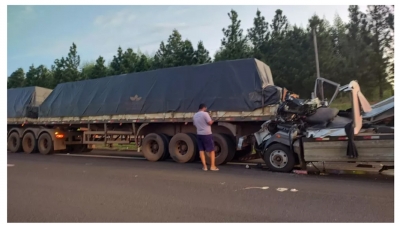 Motorista fica gravemente em colisão traseira entre caminhões na região 