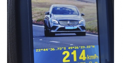 Polícia Rodoviária flagra veículo a 214km/h em rodovia em Santa Cruz do Rio Pardo