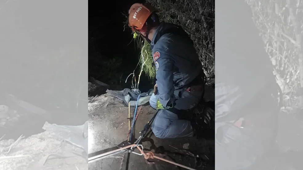 Bombeiros resgatam casal que caiu de penhasco enquanto apagava incêndio na região 