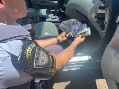Polícia apreende dólares escondidos em fundo falso de carro fiscalizado em Ourinhos