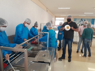 Robson Martuchi vistoria cozinha do SESI e entrega marmitas para famílias necessitadas em Ourinhos 