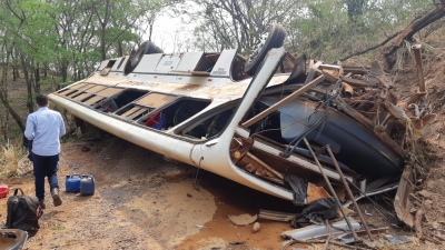 Ônibus com trabalhadores rurais tomba e deixa mais de 30 feridos em estrada de terra na região 