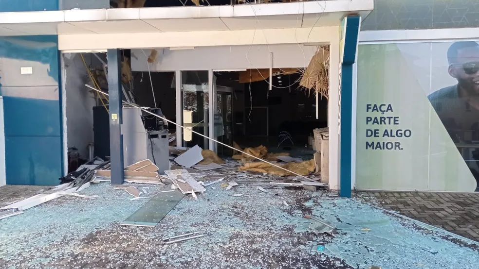 Bandidos explodem agência bancária em Santo Antônio da Platina; FOTOS