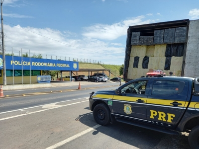 Polícia Rodoviária Federal apreende cigarros vindos do Paraguai na BR-153 em Ribeirão do Sul 