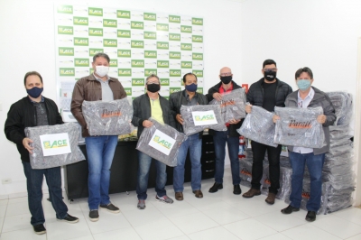 22 entidades receberam mil cobertores arrecadados pela Associação Comercial