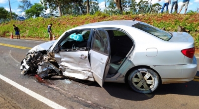 Batida entre dois carros fere cinco pessoas no norte do Paraná 
