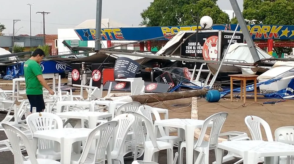 Temporal com ventos fortes derruba árvores e estrutura de evento na região 