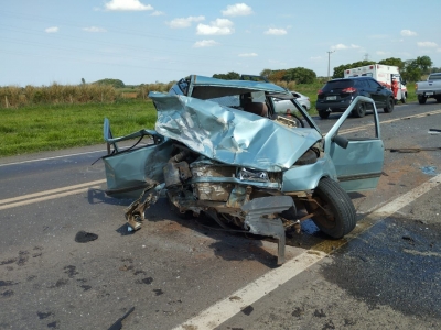 Colisão entre veículos deixa duas pessoas feridas na BR-153 