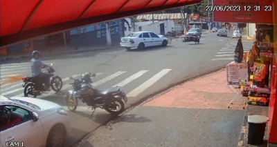 Motociclista escapa ileso após violenta colisão com carro em Ourinhos