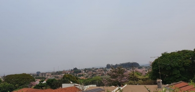 Ourinhos tem céu nublado por causa da fumaça de incêndios no Pantanal e pode ter chuva negra