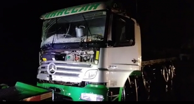 Caminhões colidem na BR-153 próximo à cidade de Ourinhos 